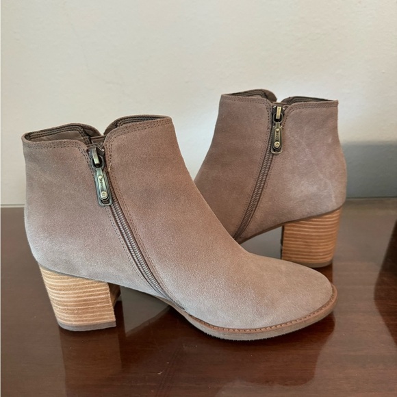 Blondo Nina Waterproof Tan Suede Ankle Booties - Picture 5 of 10